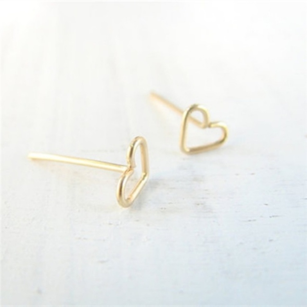 3/$12 💥 Classic Heart Earrings - Picture 3 of 4